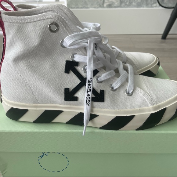 Off-White Mid-Top Vulcanized - Picture 5 of 7